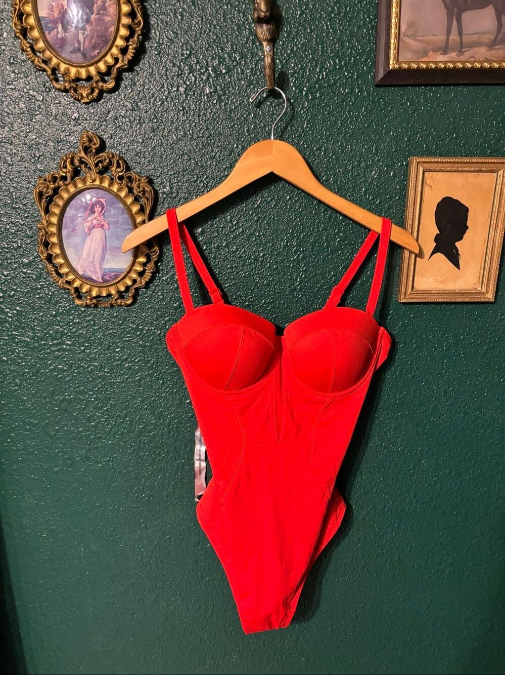 TA3 Women's Swimsuit Bombshell Sculpt Sleeveless One Piece Large NWT Medium Cup